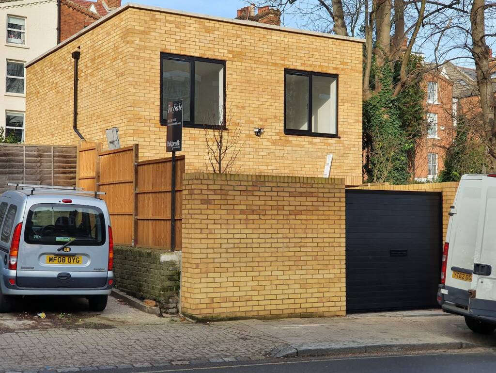 New build detached house in West Hampstead with bespoke finishing, solid oak staircase, underfloor heating and solar panels